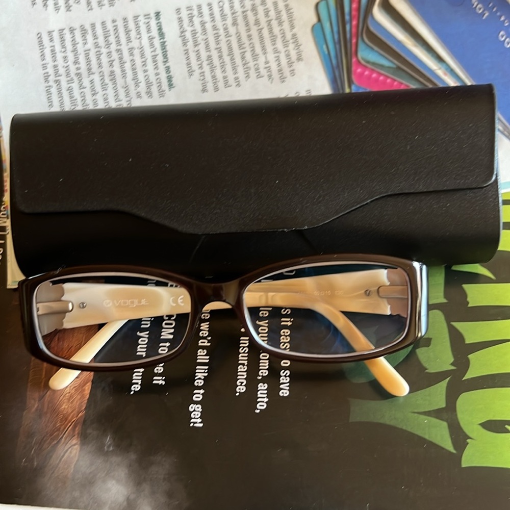 This is a beautiful glasses from Vogue. See pictures. Prescription for reding